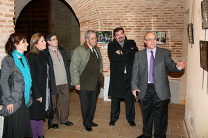 Manolo Guallart, autor de la exposición fotográfica junto con varios asistentes a las "Jornadas Vicentinas"